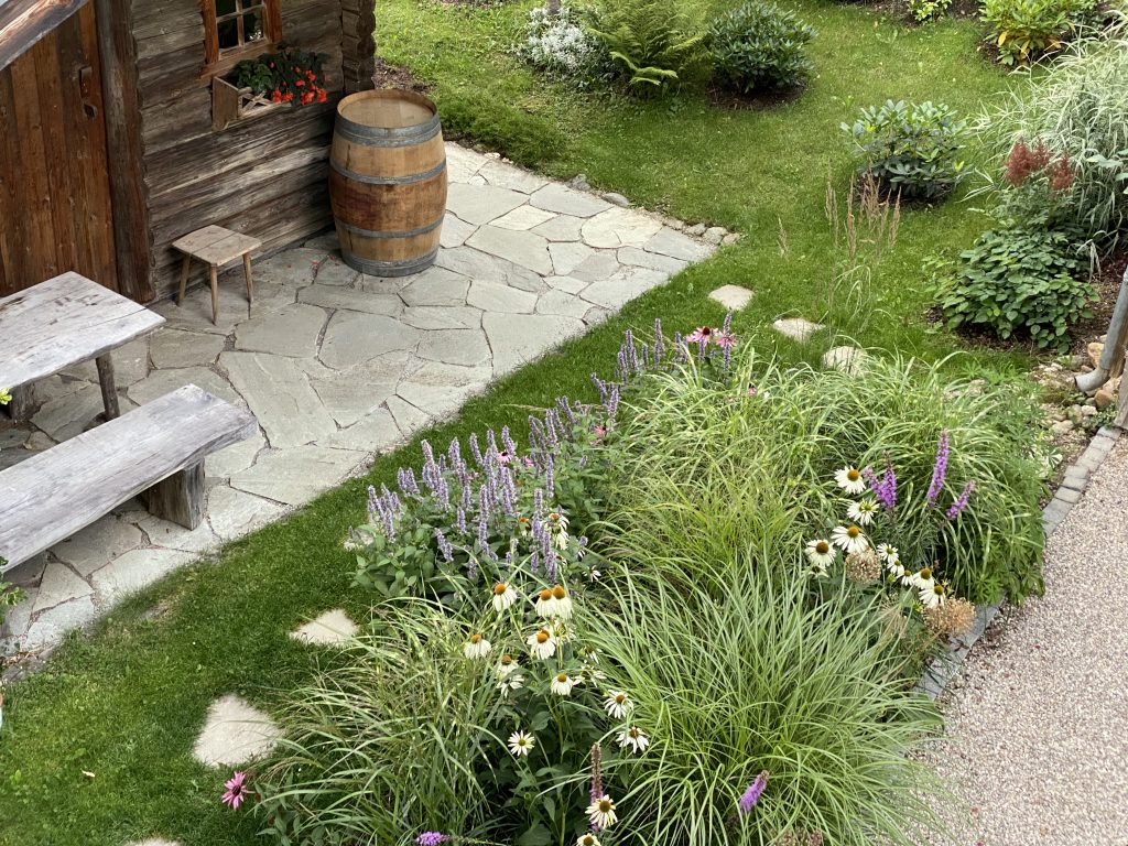 A place to relax or barbecue. The garden hut.