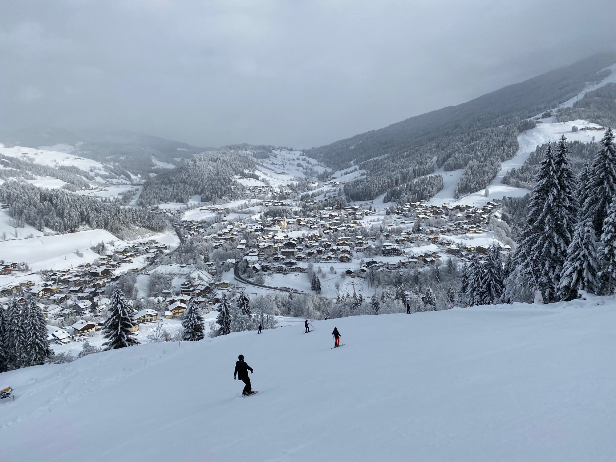 Blick auf das verschneite Wagrain vom Grafenberg.