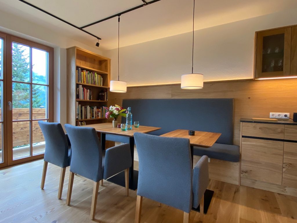 New breakfast room and lounge