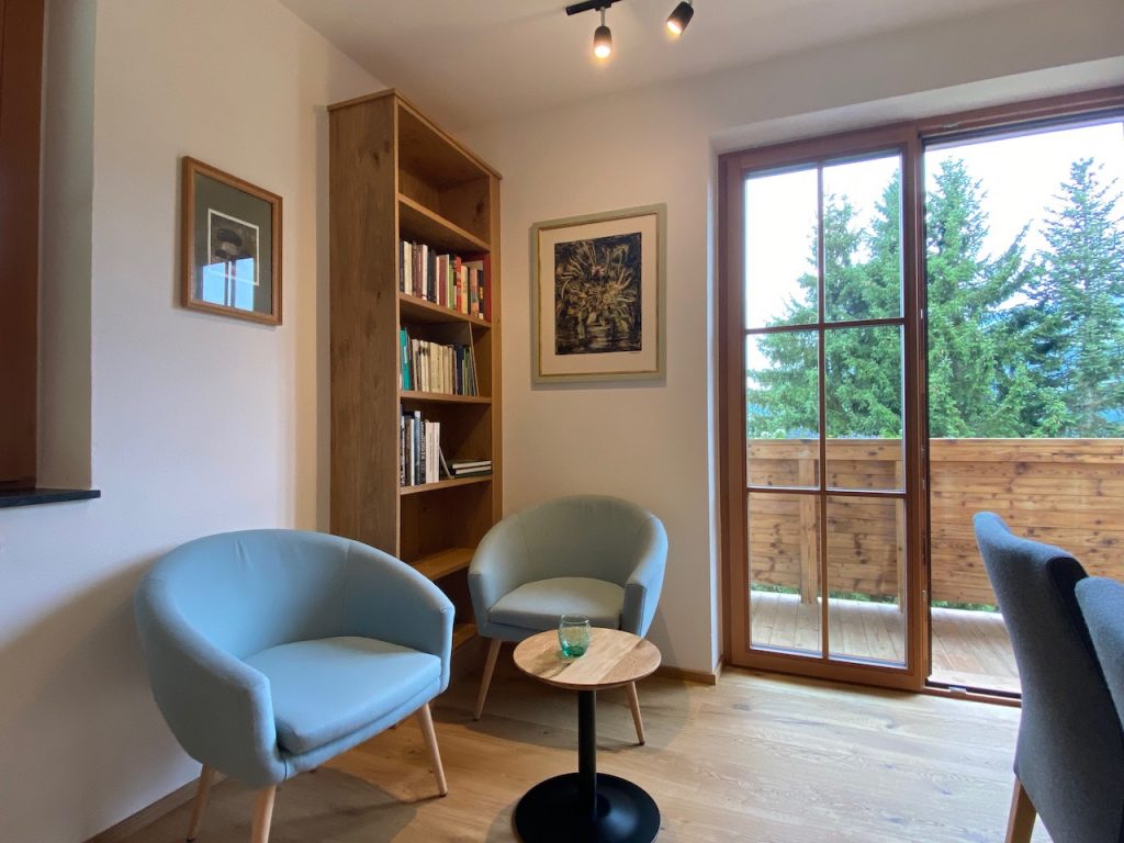 New breakfast room and lounge